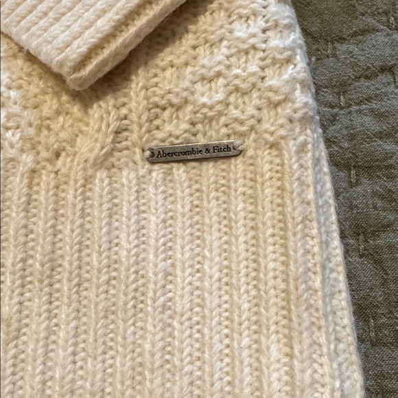Abercrombie and Fitch Cable Knit Cream Sweater - Picture 4 of 8